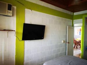 TV i/ili multimedijalni sistem u objektu Hermosa y cómoda casa en conjunto con piscina en Girardot