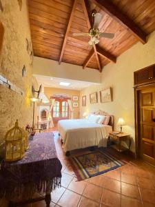 安地瓜的住宿－Indian Palace Hotel Boutique Spa & Restaurante，一间卧室配有一张床和吊扇