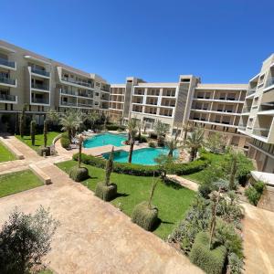 een appartementencomplex met een binnenplaats met een zwembad bij pearle garden in Marrakesh