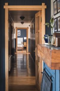 un corridoio che conduce a una camera con letto di Bories - Boutique Guest House a Puerto Natales