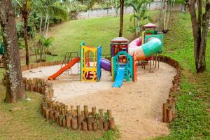 um parque infantil com escorrega num parque em Thermas Paradise Rio Quente em Rio Quente