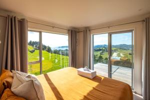 Postel nebo postele na pokoji v ubytování Overview - Stay Waiheke