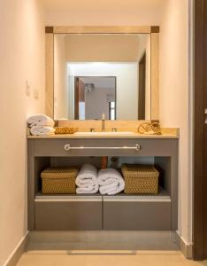 bagno con lavandino, specchio e asciugamani di Espacio Maipú a Salta