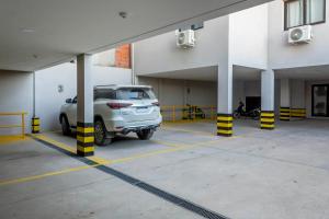 una macchina bianca parcheggiata all'interno di un garage di Espacio Maipú a Salta