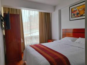 pokój hotelowy z łóżkiem i oknem w obiekcie El SOL HOTEL - URUBAMBA w mieście Urubamba