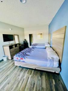 Ένα ή περισσότερα κρεβάτια σε δωμάτιο στο Delux Inn Cleburne