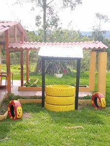 パイパにあるCabaña La Esperanzaの芝生にタイヤが山積みになっている遊び場