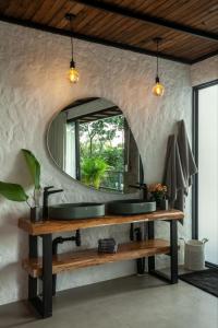 a bathroom with a sink and a mirror at Colores de la Sierra in Minca