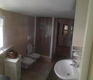 ein Badezimmer mit 2 WCs und einem Waschbecken in der Unterkunft B&B 104 in Blevio