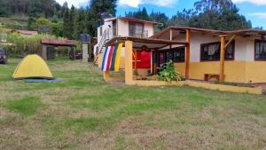 パイパにあるCabaña La Esperanzaの庭にテントのある家