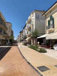 uma rua vazia numa cidade com edifícios em Riviera Mare Beach Life Hotel em Rimini