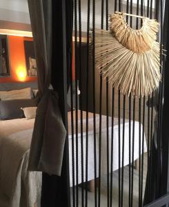 Una jaula negra con una cama en un dormitorio. en La 54 Provence, en LʼIsle-sur-la-Sorgue