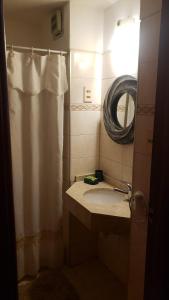 baño con lavabo y cortina de ducha en Apartamento Paseo del Lago, en Montevideo