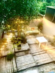 una vista sul soffitto di un patio con piante e tavolo di foodiejive appartement 2 ad Anversa