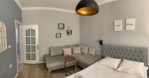 1 dormitorio con cama, sofá y mesa en Elite Apartments Korçë, en Korçë