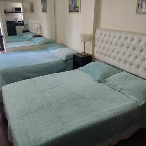 1 dormitorio con 2 camas y espejo en Corrientes y Esmeralda en Buenos Aires