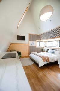 Un pat sau paturi într-o cameră la Finger Lakes Treehouse