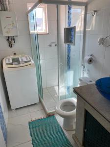 e bagno con doccia, servizi igienici e lavandino. di Fioravante's Apartment a Rio de Janeiro