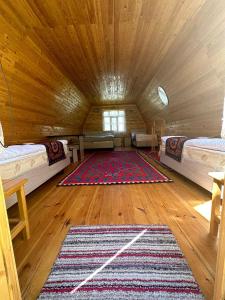 - une chambre avec 2 lits dans une cabane en bois dans l'établissement Босого Ресорт, 