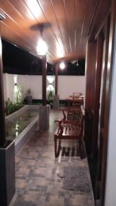 ein Wohnzimmer mit einem Tisch und einer Bank in der Unterkunft GAYA HOMESTAY in Kalutara