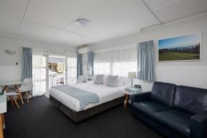 Voodi või voodid majutusasutuse Harbour View Motel and Waterfront Apartments toas