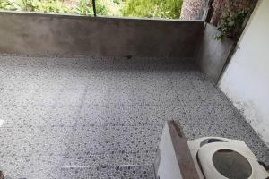 Casa hotel Armenia في أرمينيا: كشك حمام مع مرحاض في الأرض