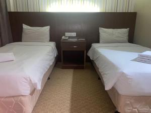 Llit o llits en una habitació de Hotel DarulMakmur Jerantut