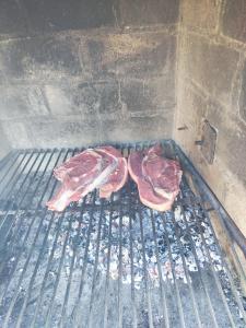 um grupo de carne numa grelha numa rua em Quinta dos Carvalhos em Vila Praia de Âncora