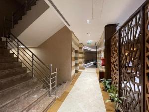einen Flur eines Gebäudes mit einer Treppe und einer Treppe in der Unterkunft فندق ركن النخبه الماسي Elite Diamond Corner - فنـــــــدق دامـاس Damas Hotel in Dschidda