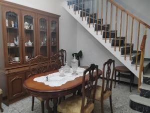 comedor con mesa y escalera en Casa RISAN, en Cañete la Real