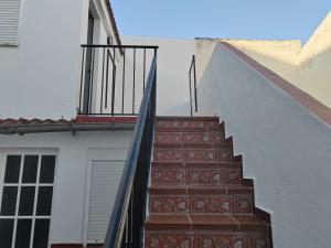 una escalera que conduce a un edificio con balcón en Casa RISAN, en Cañete la Real