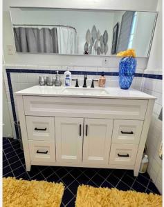 a bathroom with a white sink and a mirror at Manuel Y Sonia-La casa de los Angeles in Long Beach