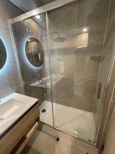 Un baño de One Manquehue Aparthotel