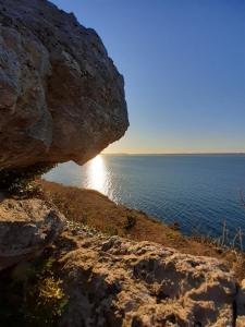 a view of the ocean from a cliff at Mobilhome Vue mer et nature in Plougastel-Daoulas