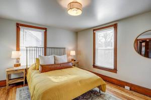 1 dormitorio con 1 cama y 2 ventanas en The Conservatory-20 min to Lanc, en Mount Joy