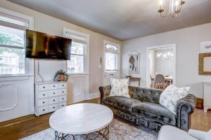 een woonkamer met een bank en een tafel bij Victorian Manor on Main w 6 beds-10 mins to Lanc in Mountville