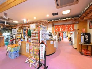 un negozio di alimentari con un negozio di alimentari di 北方温泉四季の里　七彩の湯 a Takeo