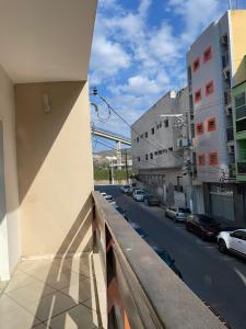 uma vista para a rua a partir de uma varanda de um edifício em crika casa em Aparecida