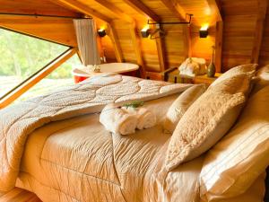 una camera da letto con un letto e due asciugamani di Villa Lucca a Mundo Novo