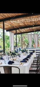 uma longa mesa branca com pratos e copos em Serene Place Guest House & Conference Venue AFFORDABLE LUXURY WITH BACKUP POWER em Roodepoort