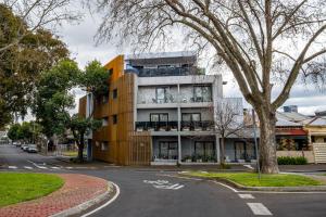 een gebouw aan de straatkant bij Melrose Apartments in Melbourne