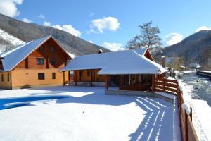 uma cabana na neve com uma cerca em Cabana Sargetia em Costeşti