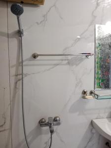 um chuveiro na casa de banho com uma cabina de duche envidraçada. em homestay phô núi suôi giang em Yên Bái
