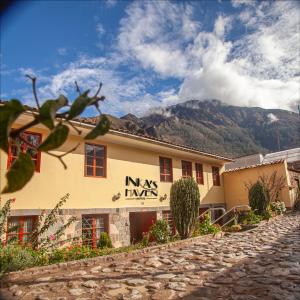 un edificio en una calle con una montaña en el fondo en Inka's Haven Hotel en Ollantaytambo