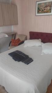 Tempat tidur dalam kamar di Casa em Canela RS