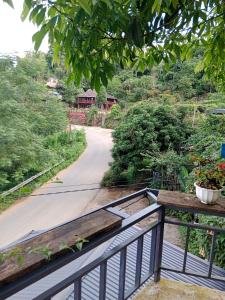 uma vista para uma estrada a partir da varanda de uma casa em homestay phô núi suôi giang em Yên Bái