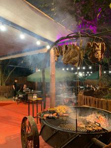 - un grill avec de la nourriture dans un restaurant dans l'établissement Wicz Apart Iguazú, à Puerto Iguazú