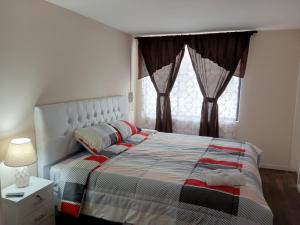 1 dormitorio con cama y ventana en Departamento Doble con Jacuzzi en Cuenca