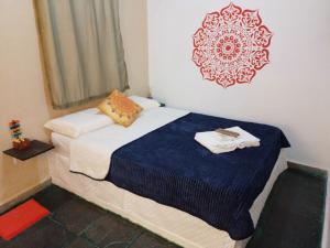 1 dormitorio con 1 cama con manta azul en Pousada Quintão en Santana do Riacho