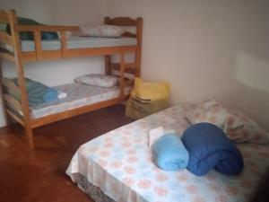 a bedroom with two bunk beds with blue pillows at ap 34 centro in Poços de Caldas